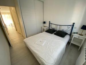 Posteľ alebo postele v izbe v ubytovaní Sol-y-Days Baroncelli, Appartement rénové avec vue latérale sur mer et proche du centre ville