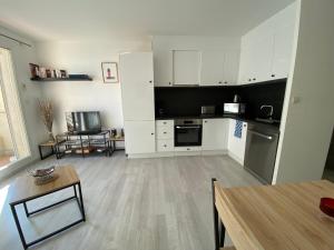 Kuchyňa alebo kuchynka v ubytovaní Sol-y-Days Baroncelli, Appartement rénové avec vue latérale sur mer et proche du centre ville