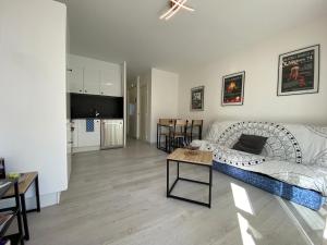 Posteľ alebo postele v izbe v ubytovaní Sol-y-Days Baroncelli, Appartement rénové avec vue latérale sur mer et proche du centre ville