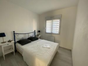 Posteľ alebo postele v izbe v ubytovaní Sol-y-Days Baroncelli, Appartement rénové avec vue latérale sur mer et proche du centre ville