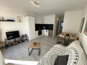 Televízia a/alebo spoločenská miestnosť v ubytovaní Sol-y-Days Baroncelli, Appartement rénové avec vue latérale sur mer et proche du centre ville
