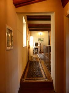 un pasillo con una alfombra en el suelo de una casa en La Celata, en Lucca