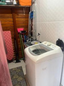 a kitchen with a washing machine in a room at Casa do Kélvio in Penha