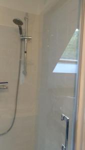 La salle de bains est pourvue d'une douche et d'un miroir mural. dans l'établissement le beau coin, unique et magique, 