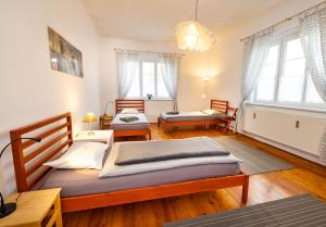 2 Betten in einem Zimmer mit 2 Fenstern in der Unterkunft Ferienwohnung ALEX in Burgau