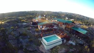 una vista aérea de una casa con piscina en CABAÑAS PIRCAS DE CAMPO in 