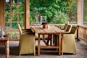 una mesa de madera y sillas en un patio en Huis van luut, en Tielt