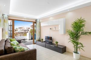 een woonkamer met een bank en een tv bij Luxury Apartaments in Costa Adeje, Los Geranois in Adeje