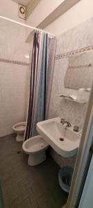 e bagno con lavandino, servizi igienici e doccia. di Hotel Franca a Misano Adriatico