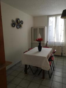 塞納河畔羅米伊的住宿－Belle maison de vacances，一张餐桌,上面有花瓶