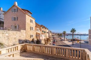 vista su una strada in una città con un edificio di Sv.Duje Apartments a Spalato (Split)