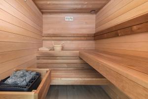 uma sauna com paredes de madeira e piso de madeira em Little Laguna Apartments Sauna & Parking by Renters em Międzywodzie