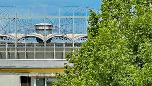 un bâtiment avec une tour de contrôle en haut dans l'établissement National Arena Studio 2, à Bucarest