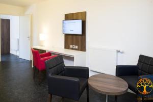 een wachtkamer met stoelen en een tafel bij Adonis Dijon Maison Internationale in Dijon