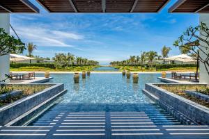 Bazén v ubytování Melia Ho Tram Beach Resort nebo v jeho okolí