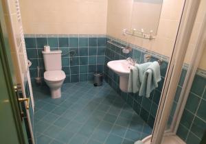 Un baño de Hotel Svatý Tomáš