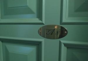 een deurknop op een deur met het nummer erop bij Hotel Svatý Tomáš in Přední Výtoň