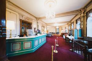 ein großes Zimmer mit einer Bar in der Mitte in der Unterkunft Grandhotel Giessbach in Brienz