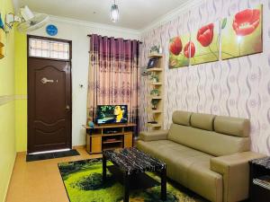 a living room with a couch and a tv at Niks Homestay Kok Lanas in Kampong Kok Lanas