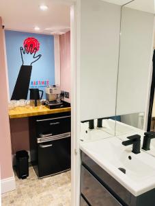 a bathroom with a sink and a mirror at Cosy Central Hideaway in St. Leonards