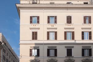 ローマにあるベッド アンド ブレックファスト サンマルティンの窓のある街の建物