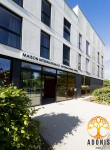 un edificio adibito a uffici con il programma interdisciplinare di marson interdisciplinaryciplinaryciplinary di Adonis Dijon Maison Internationale a Digione