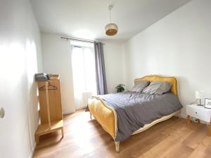 um quarto branco com uma cama e uma janela em Le Vichatel - Charmant T3 en centre ville proche de place Gaillard em Clermont-Ferrand