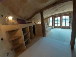Un pat sau paturi într-o cameră la Maison Terre Les Cabanes de Fallot