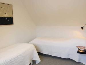 Llit o llits en una habitació de Holiday home Svaneke XXVII