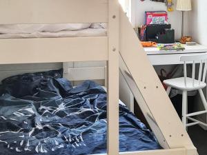 Katil dua tingkat atau katil-katil dua tingkat dalam bilik di Holiday home SKINNSKATTEBERG