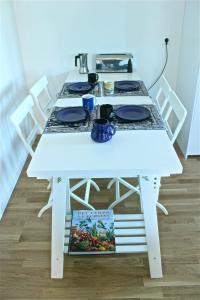 una mesa de cocina blanca con fogones y un libro en Apartamento Walden, en Sant Just Desvern