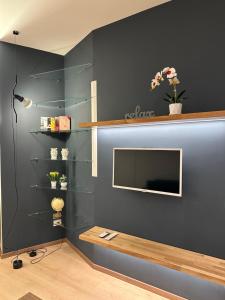L'aurora في مارسالا: غرفة معيشة مع تلفزيون على جدار أزرق
