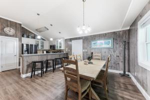 een keuken en eetkamer met een tafel en stoelen bij Diving Dolphin in Port Aransas