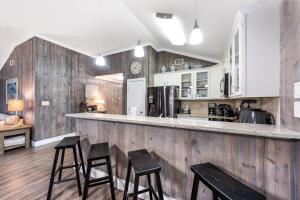 een keuken met houten wanden en een bar met krukken bij Diving Dolphin in Port Aransas