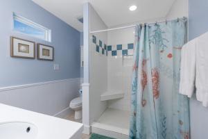 een badkamer met een douchegordijn en een toilet bij Diving Dolphin in Port Aransas