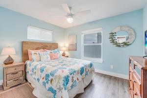 een slaapkamer met een bed en een raam bij Diving Dolphin in Port Aransas +19 foto's