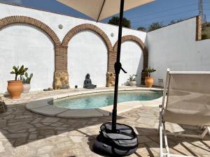 une piscine avec une serpillière devant une maison dans l'établissement Casa Malacitano, Caminito del Rey, à Valle de Abdalagís