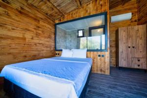 1 dormitorio con 1 cama en una habitación de madera en Villa Kabak, en Fethiye