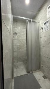 y baño con ducha y puerta de cristal. en Gold Coast Hostel, en Antalya