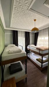Habitación con 2 literas y techo. en Gold Coast Hostel, en Antalya