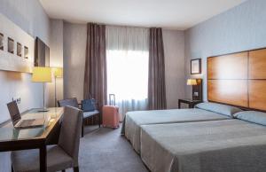Postel nebo postele na pokoji v ubytování Hotel Macià Real De La Alhambra