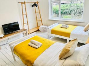 TV a/nebo společenská místnost v ubytování Horsforth Lodge