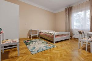 een kamer met 2 bedden en een tapijt bij Apartament Astronomiczne miejsce in Przemyśl