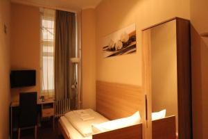 Postel nebo postele na pokoji v ubytování Hotel Elegia am Kurfürstendamm