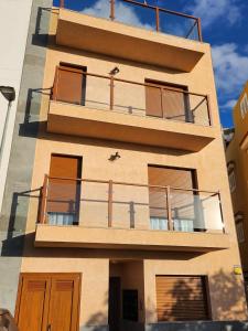 un edificio con balcones en un lateral en Apartamentos Doña Emilia, en Adeje