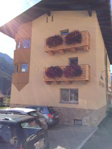 ein Gebäude mit Blumenkästen an der Seite in der Unterkunft Harry´s Appartement in Pettneu am Arlberg