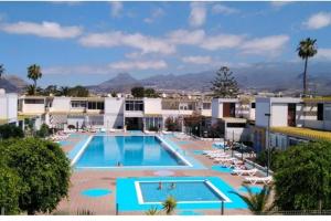 Vista ariale sulla piscina in un hotel di Costa del Silencio El Drago a Costa Del Silencio