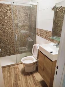 La salle de bains est pourvue de toilettes, d'une douche et d'un lavabo. dans l'établissement Costa del Silencio El Drago, à Costa del Silencio