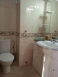 een badkamer met een toilet en een wastafel bij Casa Gilda in Torrevieja