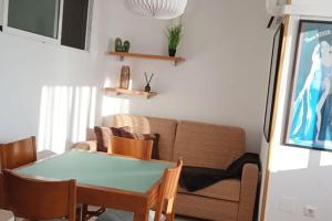 een woonkamer met een tafel en een bank bij Casa Gilda in Torrevieja